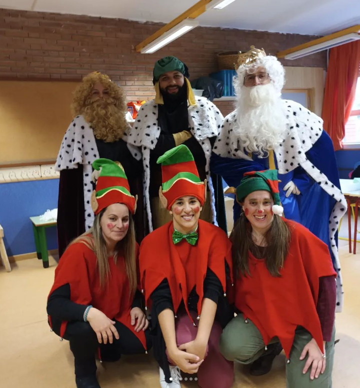 AmpaCharlie's tweet photo. Ayer tuvimos la visita de sus Majestades los Reyes Magos con sus ayudantes. Les han repartido unos regalitos que preparó la AMPA con mucho cariño.

Felices fiestas a todos😘 https://t.co/ECgeq8lvMK