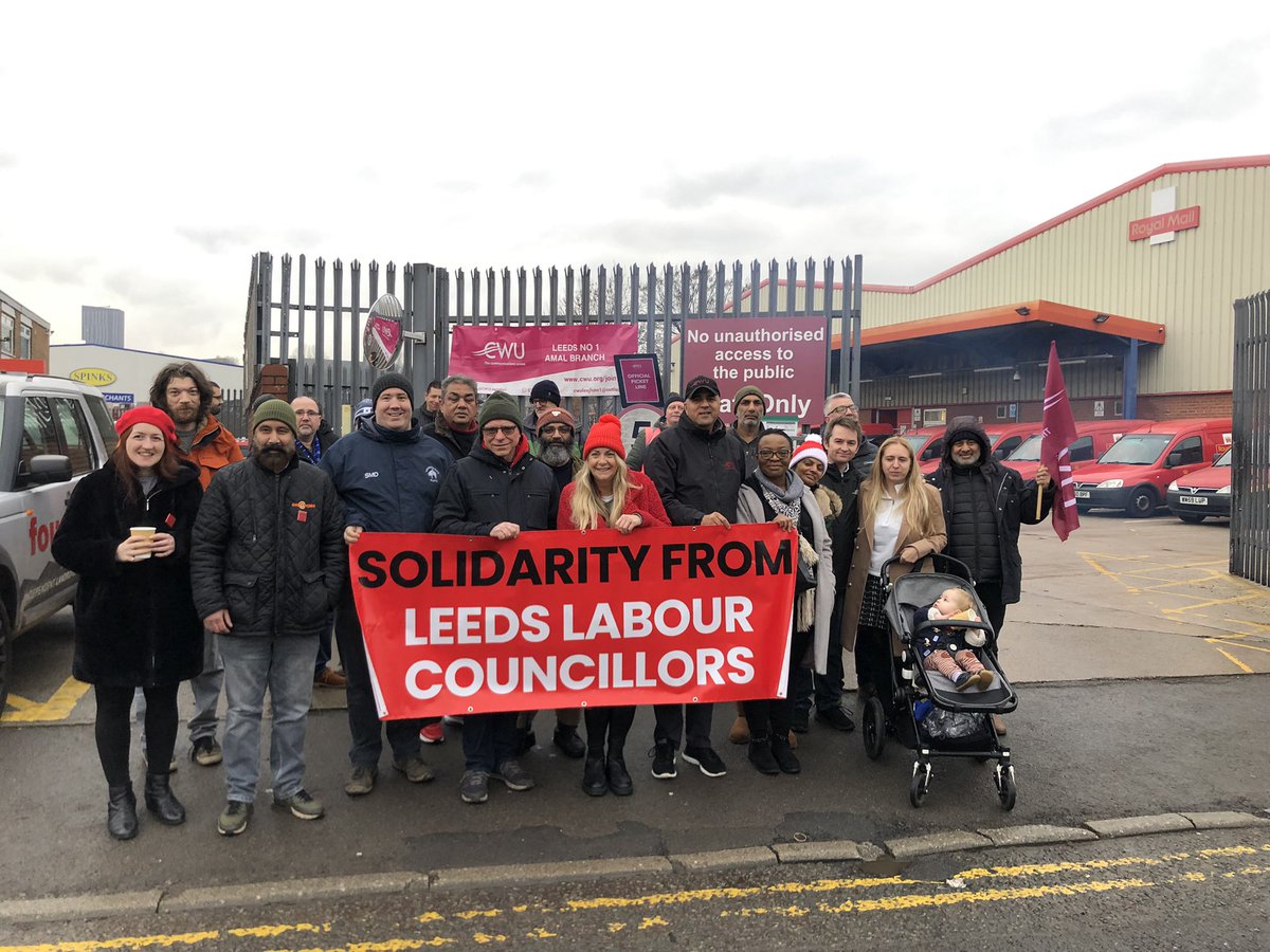Lots of support and great to see @Leeds_Labour councillors and @LeedsTUC showing solidarity at Sheapscar Delivery office this morning @CWUnews @CWUNEregion @JamesLewisLab @asgharlab #StandByYourPost