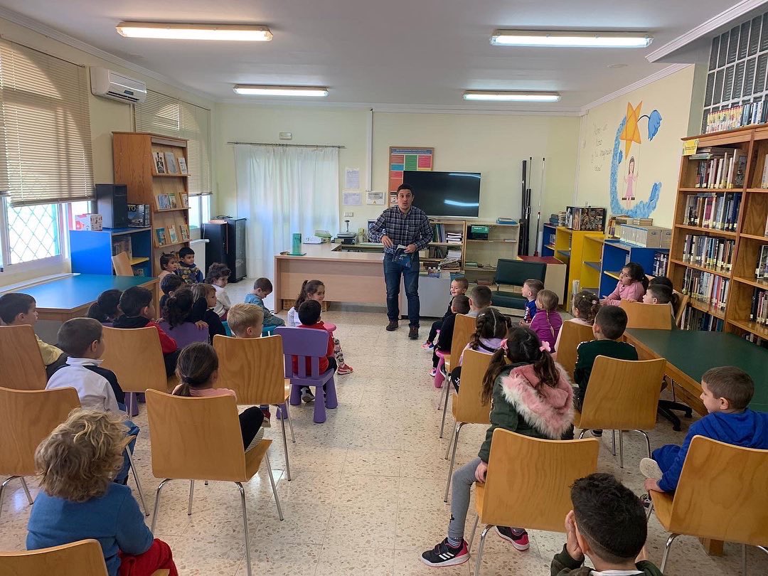 ReinodeDrakon's tweet photo. Terminamos este 2022 con la última presentación del Reino de Drakon en el colegio Guzmán el Bueno de la localidad de Gaucin. Ha sido una experiencia única y nueva ya que pude contar varios cuentos a los niños de infantil . Historias que le cuento a mis niños por la noche https://t.co/a1v3ZdQTaI
