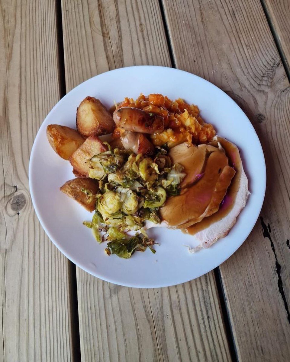 Sandy from Inn Deep has asked me to mention they have taken 50% off their food menu, including turkey dinner, until 1 January: “With the cost of living crisis we thought about what we could offer this week to help and decided food was the way”. Order pizza for £5, burger for £6.