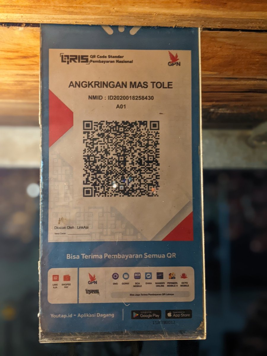 sraditya's tweet photo. Angkringan di Kampung Melayu bisa bayar pake QRIS. Kata masnya: "Orang sering lupa bawa dompet, tapi jarang lupa bawa HP.. jadi ga ada alasan ga bisa bayar" 👍 https://t.co/kSBoXihrQr