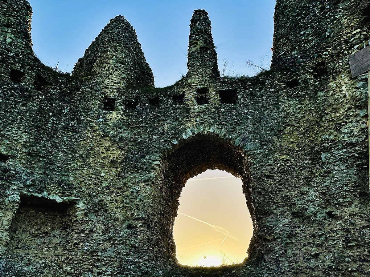 Subhranil_B's tweet photo. One more glimpse of the Sunshine 🌞through an ancient Castle 🏰 window

.
..
...
#clickathon #GoodmorningTwitterfamily https://t.co/bImPcEnOZA