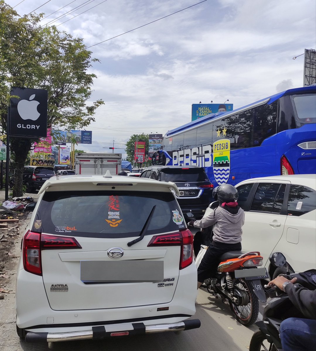 merapi_uncover's tweet photo. [Breaking News] Dalan e sisih kiwo wes di jembarke iseh meso di enteke karo R4 😂
Lokasi : Lampu merah MONJALI sisi timur |@titanraka https://t.co/1zfoKdzcqb