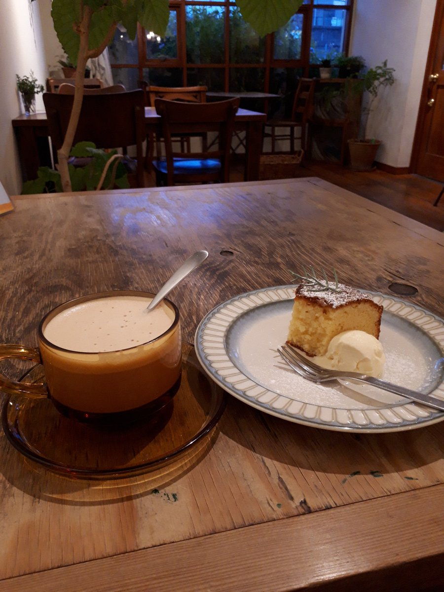 kodemarine's tweet photo. 久々のお一人様ナイトですわよ~✨
おつかいの後のティータイム☕
🍋レモンケーキ
リベイクかな。ほんのり温かくて表面カリッ中身しっとりやわらか♪💮
☕ラムチャイ
チャイにラム、初めて🔰ラムきつすぎなくていいバランス。
帰ったら、クリスマスアンサンブルに向け🎻ざんまいよ~💪
#Nimcafe https://t.co/zhDU5GBTue