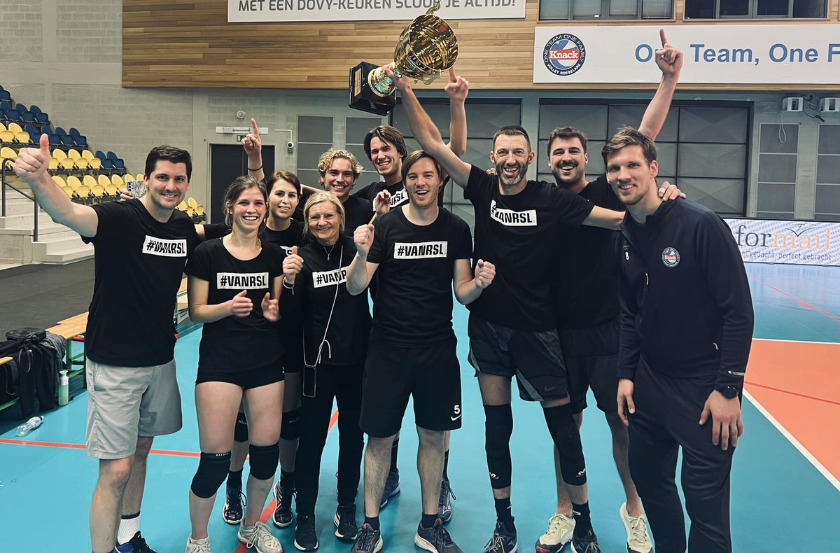 Normaal feliciteren wij hier onze volleybaltrots <a href="/KnackRoeselare/">Knack Volley Roeselare</a>, maar het mag nu ook eens andersom! 😊

De collega’s #VANRSL mogen zich de terechte winnaars van de Knack Volley Christmas Cup noemen! 🏆🎅

Goed gedaan, collega's! 💪🏼