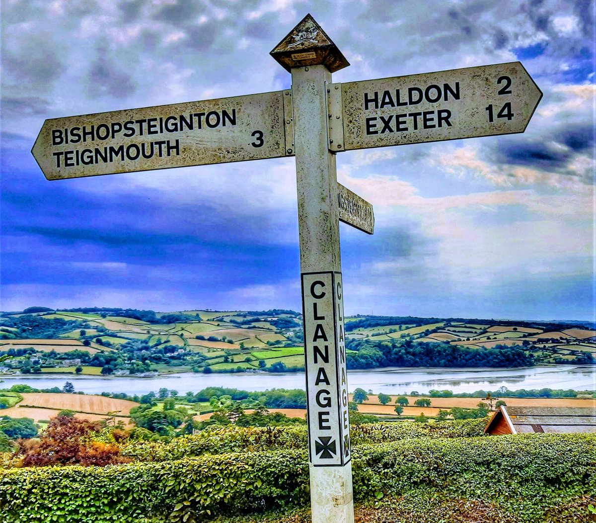 BobKWestCountry's tweet photo. A range of options along the Teign estuary in South Devon. Clanage Cross, Bishopsteignton
#fingerpostfriday #teign #DEVON https://t.co/Ab8rEzOULW