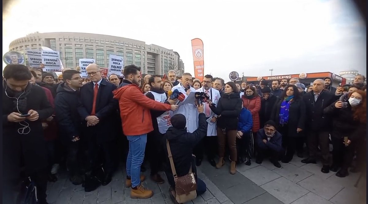 TTB Başkanı Prof. Dr. #ŞebnemKorurFincancı'nın  ilk duruşması öncesi Çağlayan Adliyesi önünde
TTB ikinci başkanı Ali İhsan Ökten tarafından basın açıklaması yapıldı.
#çağlayanadliyesi