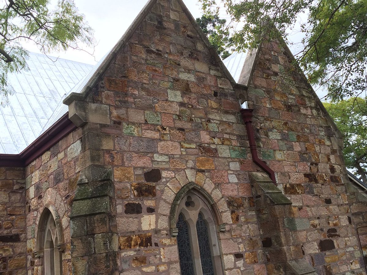 bnschlz's tweet photo. Pyroclastic flows of ash from huge volcanic eruptions 226 million years ago were compacted and welded together to form Brisbane tuff, used to build many heritage-listed Brisbane buildings https://t.co/TC375zXJyb #BedtimeScience https://t.co/PQ3jqwxwYN