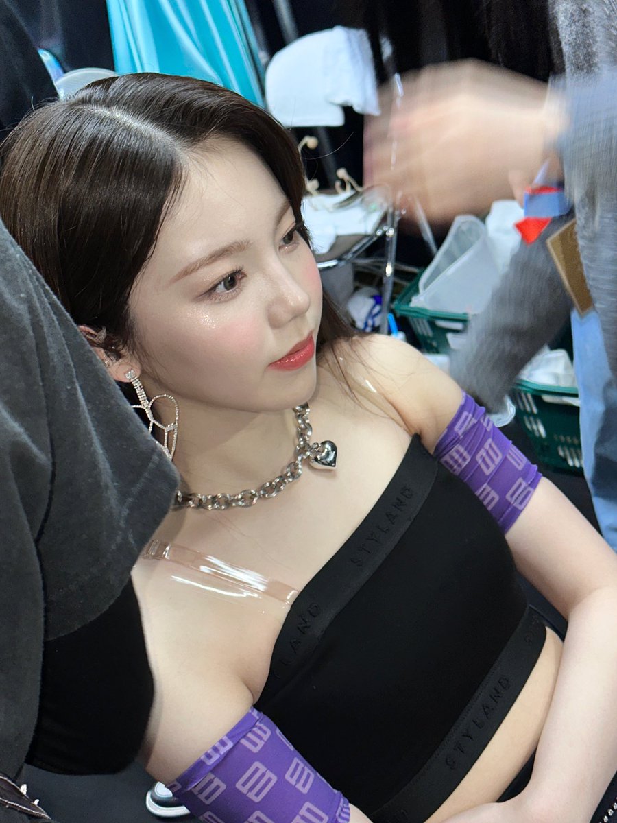 niziubbl's tweet photo. AY 🦥 221223 - 15:17

: The makeup artist took some pictures for me 
: They said they were beautiful shots and that I should Instagram it
: 🫣🫣🫣
: [KOR] Pictures taken by the makeup artist 🤍 https://t.co/f86ta8y5iG