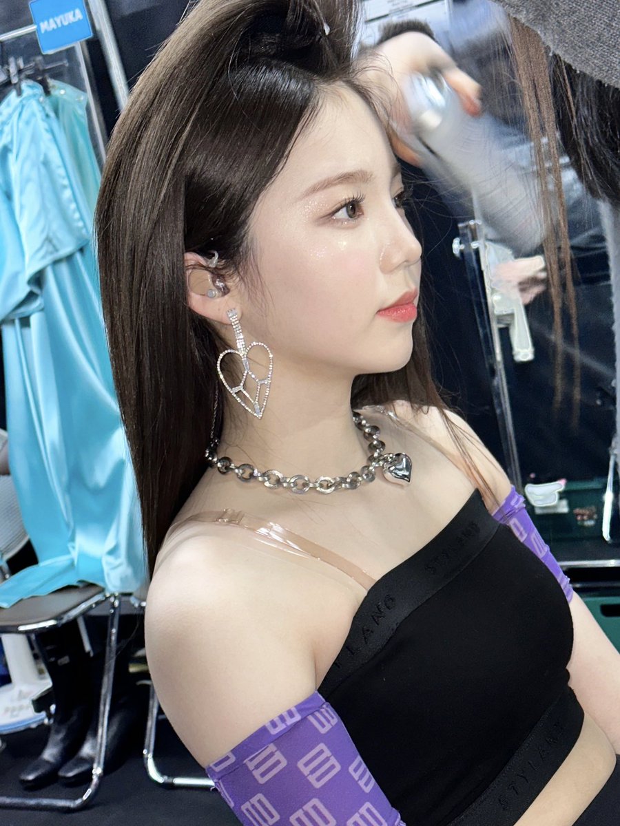 niziubbl's tweet photo. AY 🦥 221223 - 15:17

: The makeup artist took some pictures for me 
: They said they were beautiful shots and that I should Instagram it
: 🫣🫣🫣
: [KOR] Pictures taken by the makeup artist 🤍 https://t.co/f86ta8y5iG