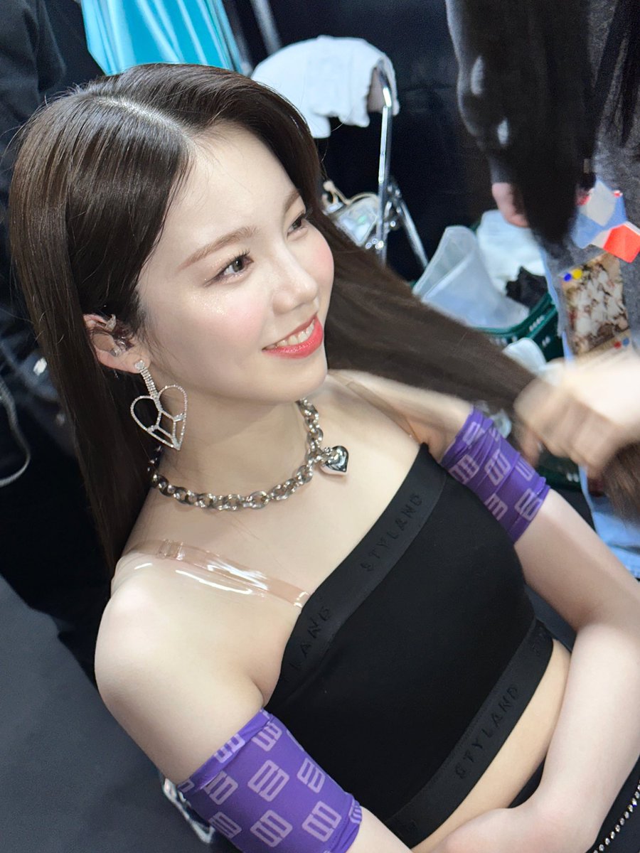 niziubbl's tweet photo. AY 🦥 221223 - 15:17

: The makeup artist took some pictures for me 
: They said they were beautiful shots and that I should Instagram it
: 🫣🫣🫣
: [KOR] Pictures taken by the makeup artist 🤍 https://t.co/f86ta8y5iG