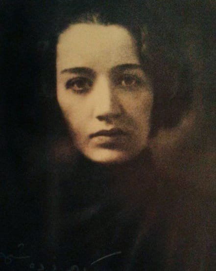 Osmanlı padişahı Abdülmecid'in torunu ve Enver Paşa'nın hanımı Naciye Sultan'ın, 1927 yılında Paris'te çekilmiş bir fotoğrafı.