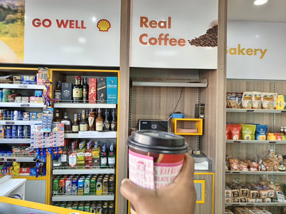 Murugi___'s tweet image. My go-to item for trips is coffee. Ironically it puts me to sleep. The only problem is when I wake up and I'm struggling to grasp my current location😂
You can stop over at Shell Select Shops to get some fresh hot coffee and snacks for the road.
#CraveItHaveIt #TupataneShell