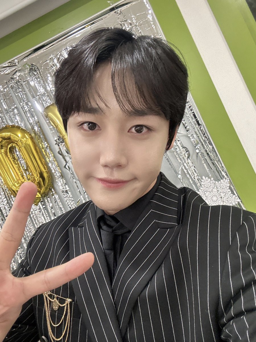 GoldenChild's tweet photo. [💡] #골드니스 여러분!
잠시 후 PM 7:00 굿네이버스 TV #사진실의광선생님 
#이장준 #김동현 #홍주찬 이 출연합니다.
다시 한 번 찾아온 사진실🖼️
훈훈차일드의 모습 모두 지켜봐 주세요❣️

▶ https://t.co/b1LvG5bI8L

#GoldenChild #골든차일드 #GNCD
#LeeJangJun #KimDongHyun #HongJooChan https://t.co/LJUWUa6ZkV
