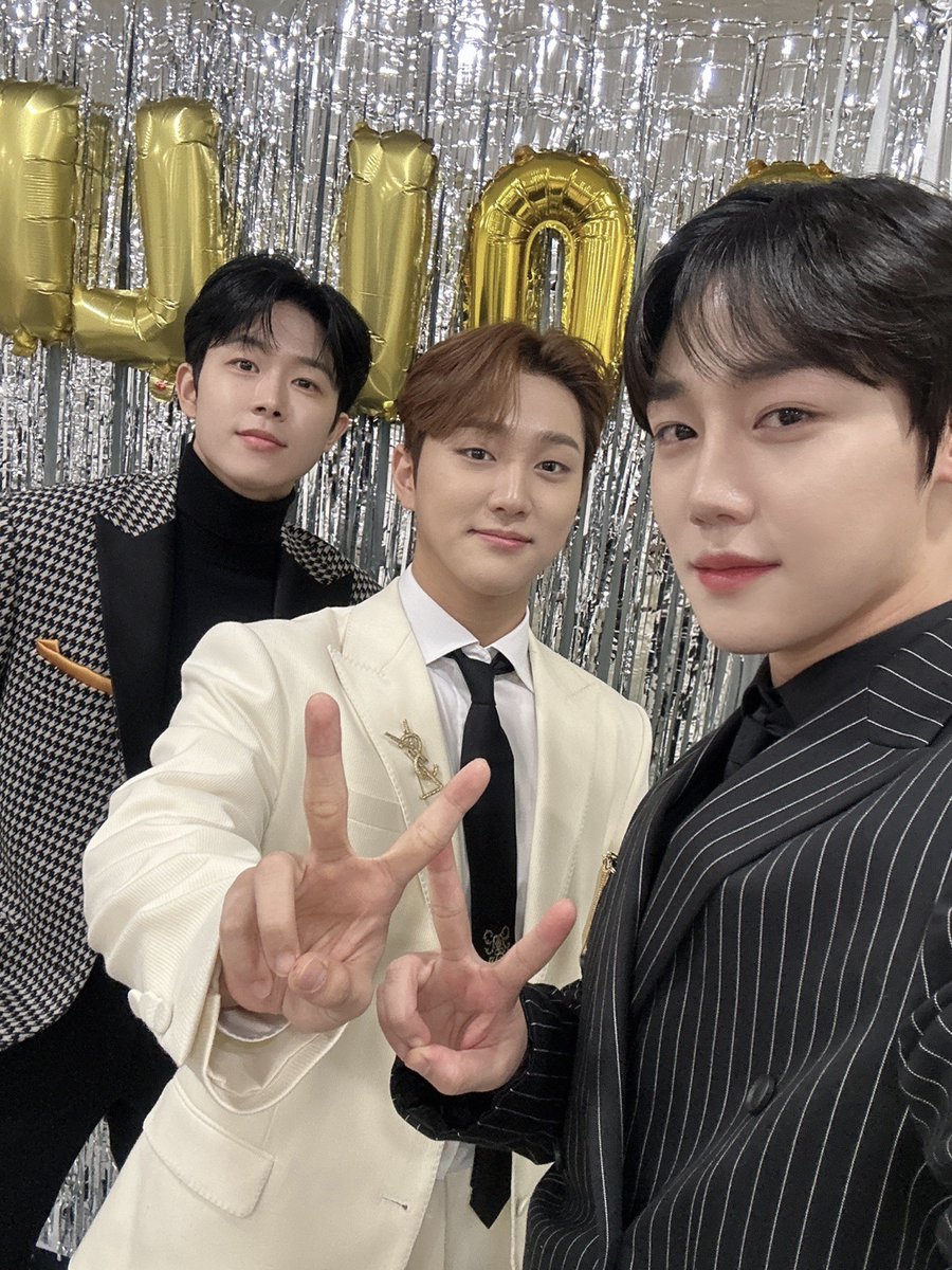 GoldenChild's tweet photo. [💡] #골드니스 여러분!
잠시 후 PM 7:00 굿네이버스 TV #사진실의광선생님 
#이장준 #김동현 #홍주찬 이 출연합니다.
다시 한 번 찾아온 사진실🖼️
훈훈차일드의 모습 모두 지켜봐 주세요❣️

▶ https://t.co/b1LvG5bI8L

#GoldenChild #골든차일드 #GNCD
#LeeJangJun #KimDongHyun #HongJooChan https://t.co/LJUWUa6ZkV