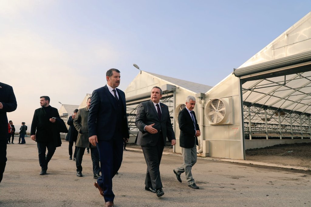 UrfaValiligi's tweet photo. "Yenilenebilir enerji ve gübre üretimi sayesinde ilimizin ekonomisine katkı sağlayan tesisimizde emeği geçenlere teşekkür ediyorum."

Valimiz @valisalihayhan, @zabeyazgul ile birlikte Atık Su Arıtma Tesisini ziyaret ederek organik gübre ve biyoenerji üretim alanlarını gezdi. https://t.co/lKDCOVmWzH