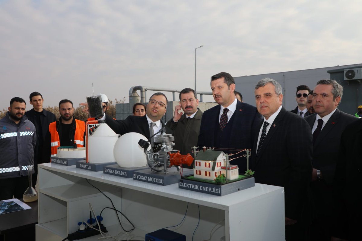 UrfaValiligi's tweet photo. "Yenilenebilir enerji ve gübre üretimi sayesinde ilimizin ekonomisine katkı sağlayan tesisimizde emeği geçenlere teşekkür ediyorum."

Valimiz @valisalihayhan, @zabeyazgul ile birlikte Atık Su Arıtma Tesisini ziyaret ederek organik gübre ve biyoenerji üretim alanlarını gezdi. https://t.co/lKDCOVmWzH