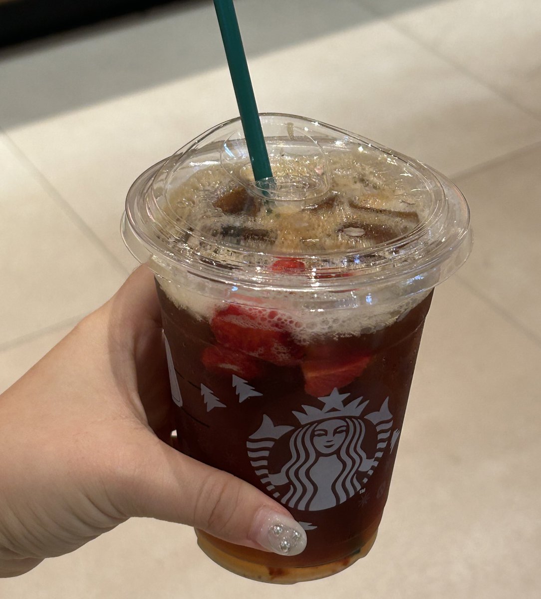 weirderday__'s tweet photo. ที่สุดของเมนูสตาร์บัคในปีนี้ละ strawberry acai with lemonade สั่งแบบเพิ่มช็อตกาแฟคือที่สุดดด สดชื่นหวานอมเปรี้ยวละมีกาแฟมาตัดคือตื่นเลยย พีชสั่งแบบไม่หวานไม่ใส่ไซรัป มันจะหวานด้วยตัวของเค้าเอง ชอบมากอร่อยขอให้มีตลอดไปป🤲🏻🍹🍓 https://t.co/4Ev3jqiknO