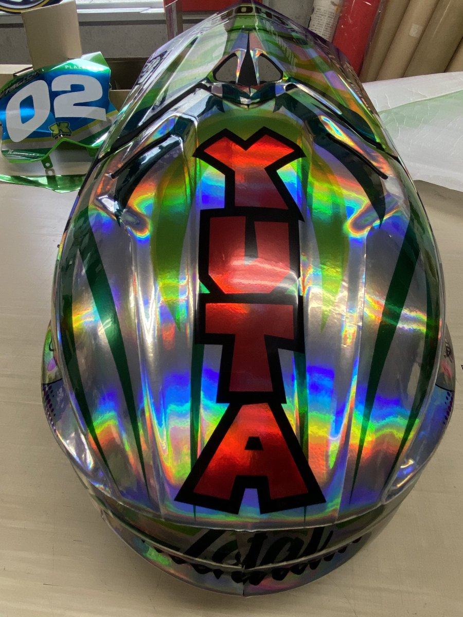 ここまで来るともう😝
ホログラムヘルメットデカール😊