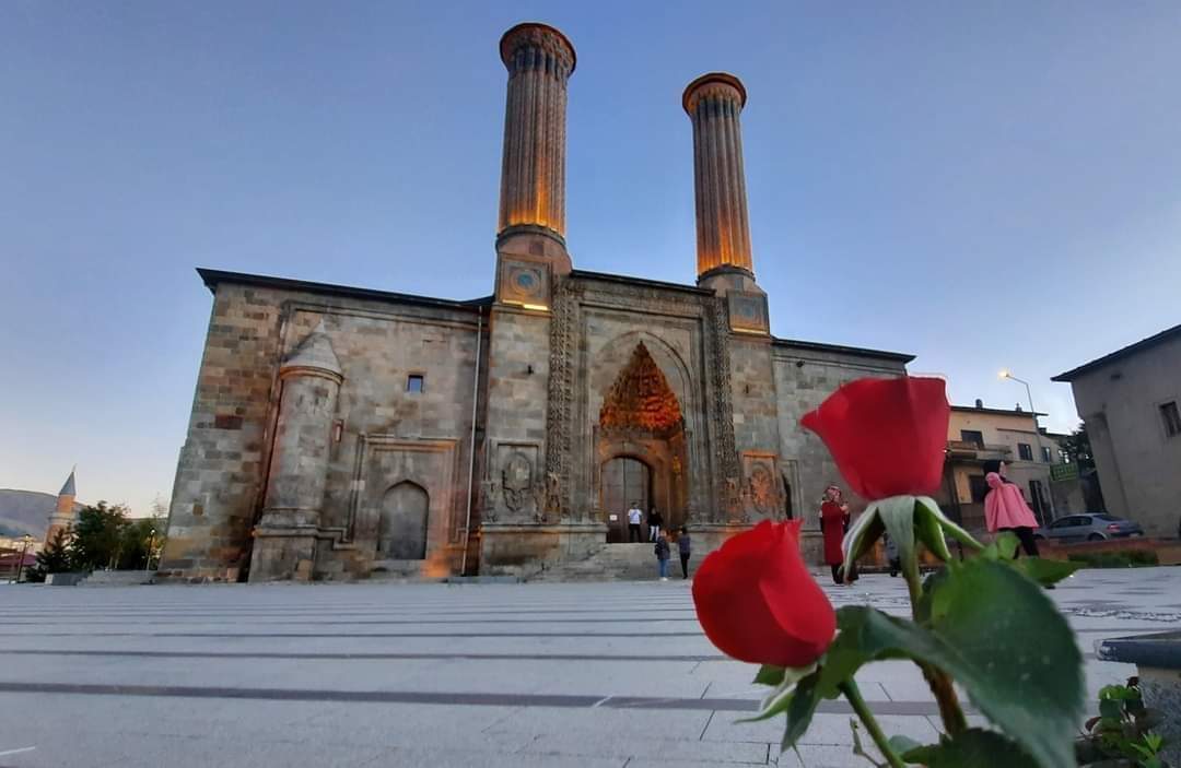 Allah hepimize musibet karşısında metanet, husumet karşısında mağfiret,
cehalet karşısında marifet nasip etsin.