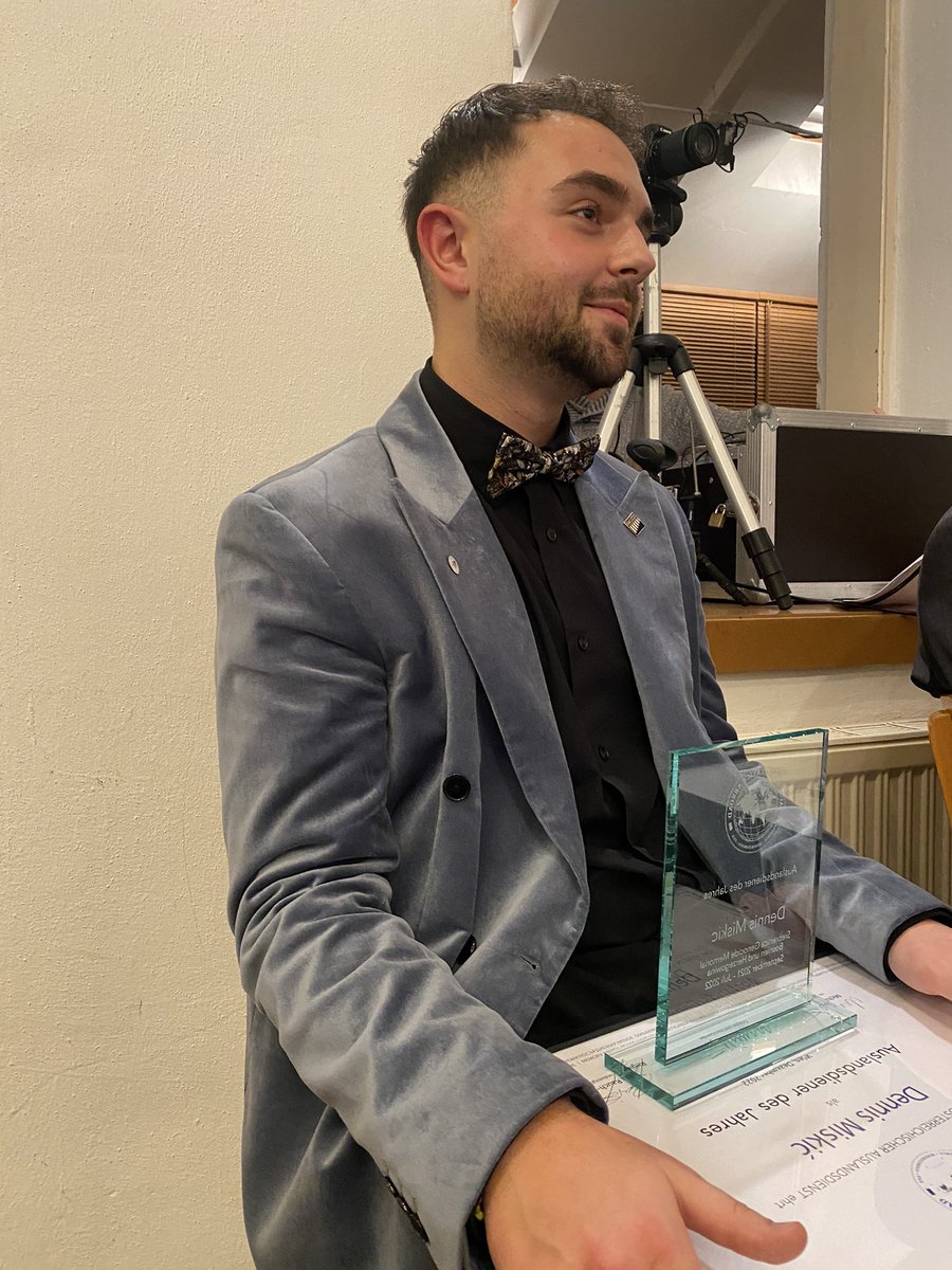 Hannes_Swoboda's tweet image. Dennis Miskic ist einer der ausgezeichneten „Auslandsdiener“. Ich konnte seine Arbeit im Memorial Centre Srebrenica beobachten und bei der Preisverleihung schildern! Ö kann stolz auf solche Botschafter sein!