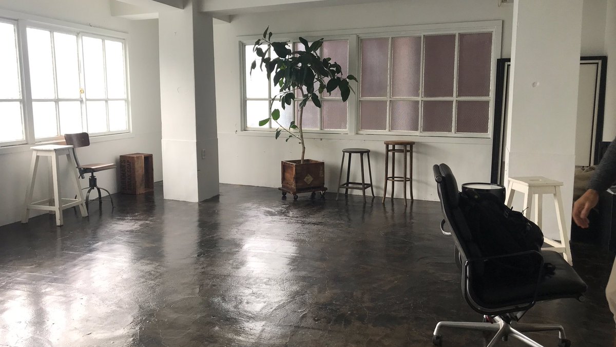 stylist_drobe's tweet photo. 先日のクリスマスイベント会場のPigeon studio&amp;kitchenは、実はオーナーが私の高校時代のクラスメイト(2年間ずっと掃除の班一緒w)。大人になってこんな形で関われるなんて想像してなくて楽しかったです。前日の設営時には、懐かしい友達の話で盛り上がりました😊　#DROBE_Aiko https://t.co/ww2YzIIIPh
