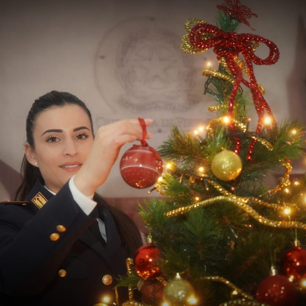 Felice Natale a tutti voi dalla #PoliziadiStato 🎄🫶

#Buonnatale #essercisempre  #buonefeste  #merrychristmas #25dicembre