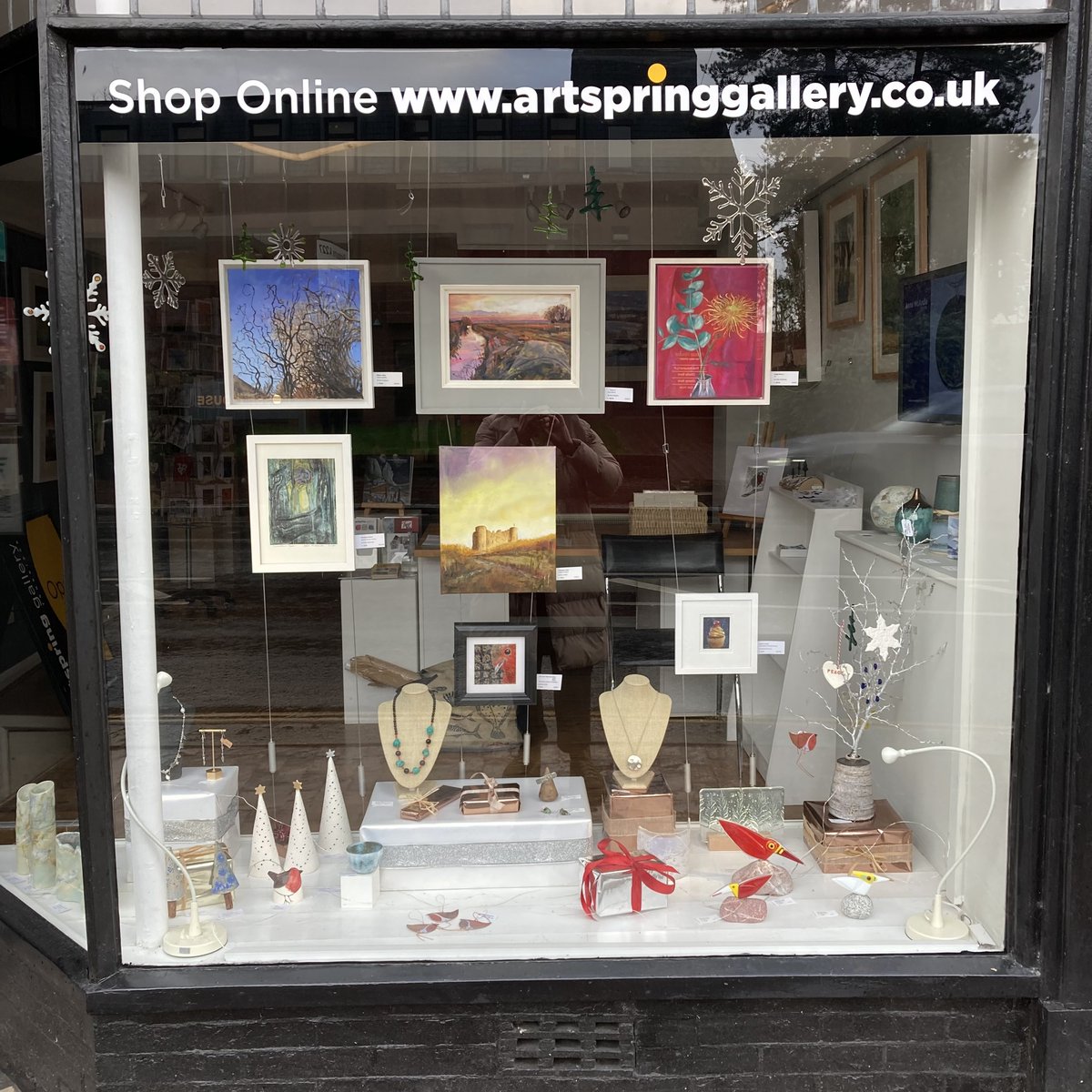 artspringallery's tweet photo. We are Open Today and Tomorrow from 10-5
Do call in and look at our affordable paintings - Christmas decorations - glassware - jewellery - prints -ceramics
OPEN 24 /7 https://t.co/3Vs49MBDYb
#tonbridge #highstreet
#ceramics #jewellery #prints #metalware #painting #print https://t.co/niLUXflUfJ