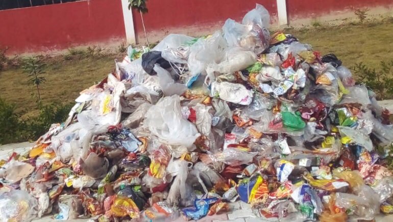 Sarpanch_Rajpur's tweet photo. उ०प्र० में ‘प्लास्टिक बैंक’ लगाने वाला पहला ग्रा०पं० राजपुर है।
मुझे ख़ुशी है अब इसे पूरे उ०प्र० में लागू किया गया है।
राजपुर में नियमित रूप से प्लास्टिक एकत्रीकरण किया जा रहा है और गाँव के प्रत्येक व्यक्ति पूरी ज़िम्मेदारी के साथ इस मुहीम में जुटे है।
आप भी प्लास्टिक को ना बोलें https://t.co/9QKpT3J5gx