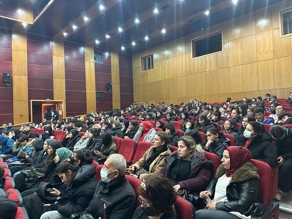 KaymakamlikMut's tweet photo. Kaymakam @batuhan__bingol, USKEM Derneği tarafından Halk Eğitim Merkezi Salonunda düzenlenen, "100. Yıl Eşiğinde Geçmişten Geleceğe Her Yönüyle Mut" adlı panele katıldı. https://t.co/4GUytXgTQU