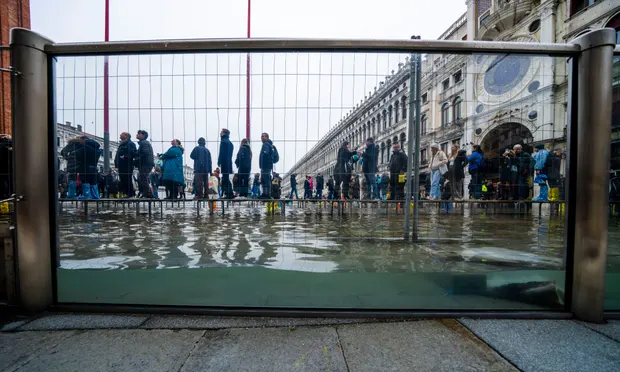 arquitect_viva's tweet photo. Así son las barreras de vidrio que mantienen a salvo la basílica de San Marcos durante las inundaciones de Venecia. Fijadas a una base de hormigón, el sistema podría aguantar hasta 1,10 m de agua en la plaza, equivalente a una marea de 1,90 m 
The Guardian
https://t.co/S2ybHsSxlN https://t.co/TUgW33fEQg