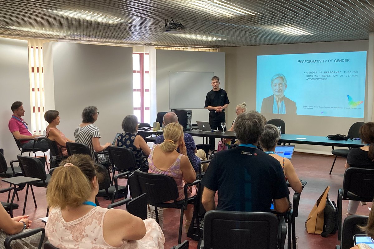 hs_humanwiss's tweet photo. 🏳️🌈 Von #GenderTrouble zu Geschlechtsidentitäten in der Sozialen Arbeit: gemeinsam mit Prof. Dr. @S_Eschenbacher @hs_humanwiss präsentierte Akkon-Student:in Nils Weber auf Konferenzen in Italien @esrea2022 und Portugal @UAlg.
Zum Interview: 👉https://t.co/NIy5rLbjWq
#sozialearbei https://t.co/Llf9DBMmR0