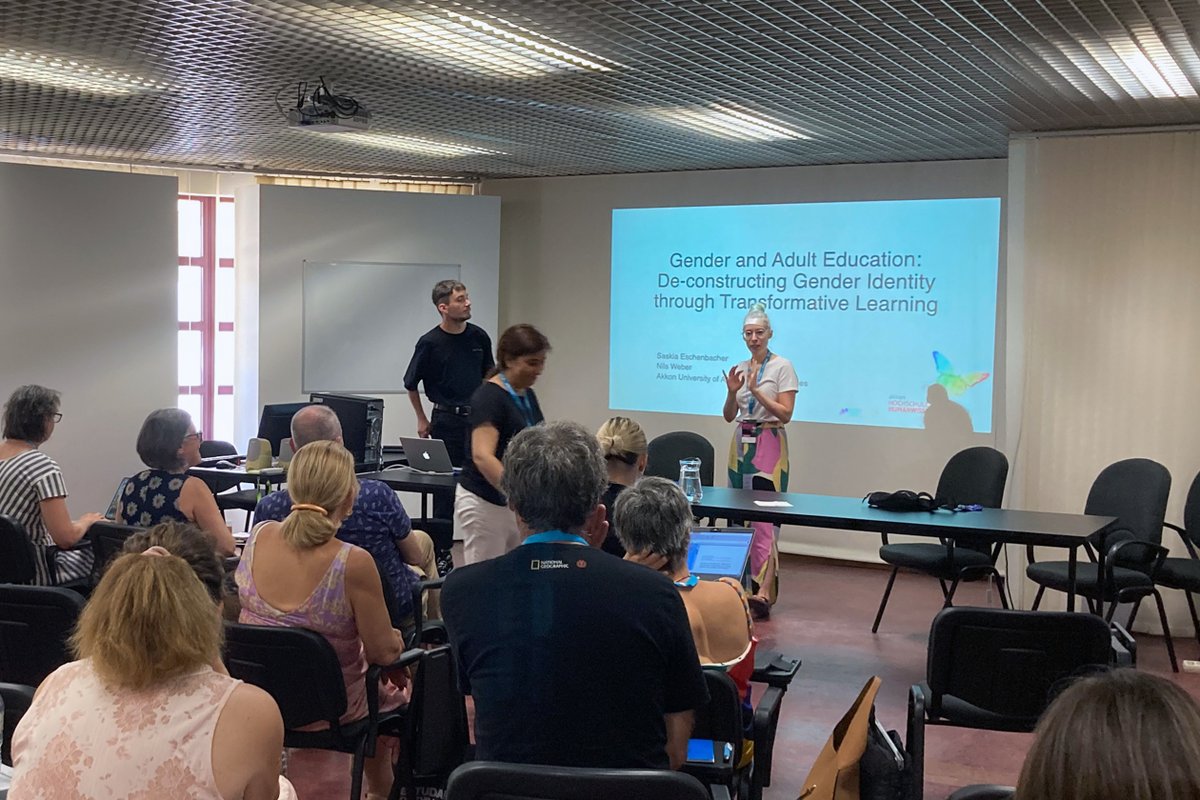 hs_humanwiss's tweet photo. 🏳️🌈 Von #GenderTrouble zu Geschlechtsidentitäten in der Sozialen Arbeit: gemeinsam mit Prof. Dr. @S_Eschenbacher @hs_humanwiss präsentierte Akkon-Student:in Nils Weber auf Konferenzen in Italien @esrea2022 und Portugal @UAlg.
Zum Interview: 👉https://t.co/NIy5rLbjWq
#sozialearbei https://t.co/Llf9DBMmR0