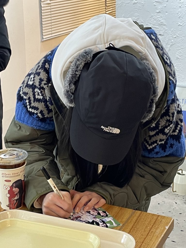 #우주소녀 #설아 님이 민티베리에 방문해주셨습니다! 너무 귀여운 조카분과 손 꼭 잡고 흔쾌히 사진도 찍어주셨어요🥹 실물갑설아웅니,,원래도 사랑했는데 평생 사랑할게요❤️❤️설아님 생일 너무너무 축하드리고 메리 크리스마스입니다아🎄🎅🏻 🎂 가족분들과 함께 따뜻한 시간 보내셨길 바라요!🫶🏻