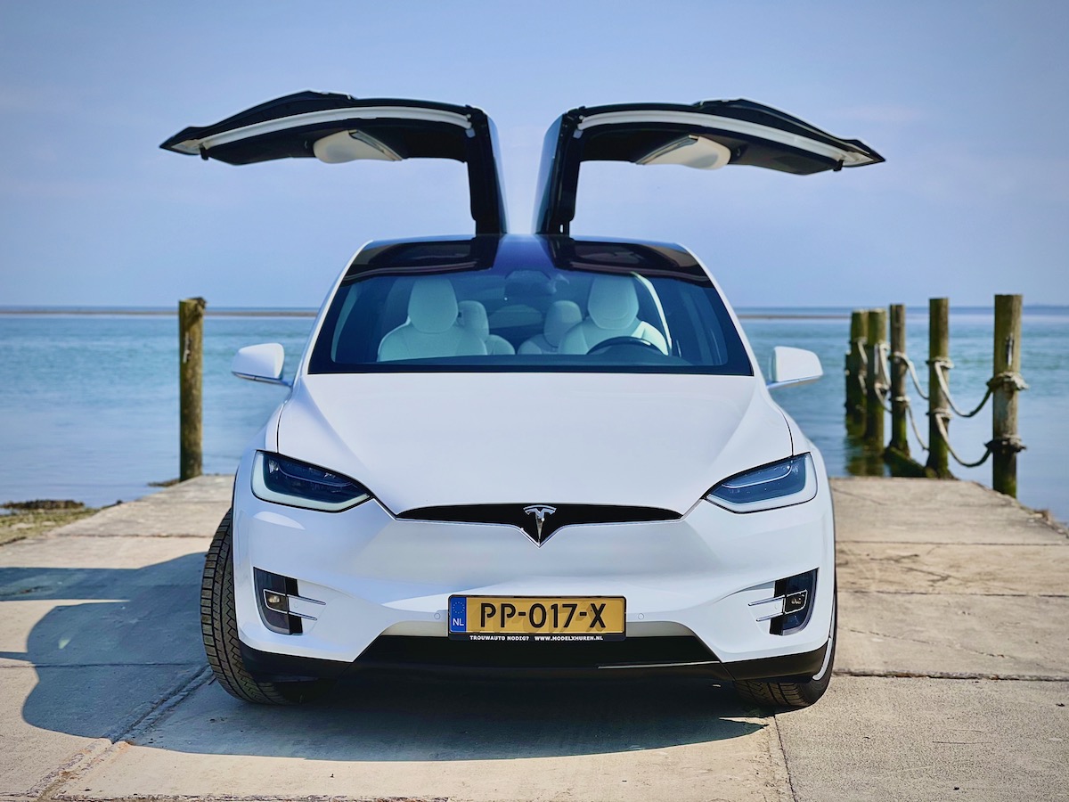 miketweetchap's tweet photo. Na 251 charity en trouwritten gaat de meest vertroetelde Trouw #Tesla Model X (bekend van TV #mafsnl) als #occasion iemand heel heel gelukkig maken. De leukste auto nu te koop. WIE? #autotekoop https://t.co/a44FALdt5m https://t.co/vBNb2OFe6K