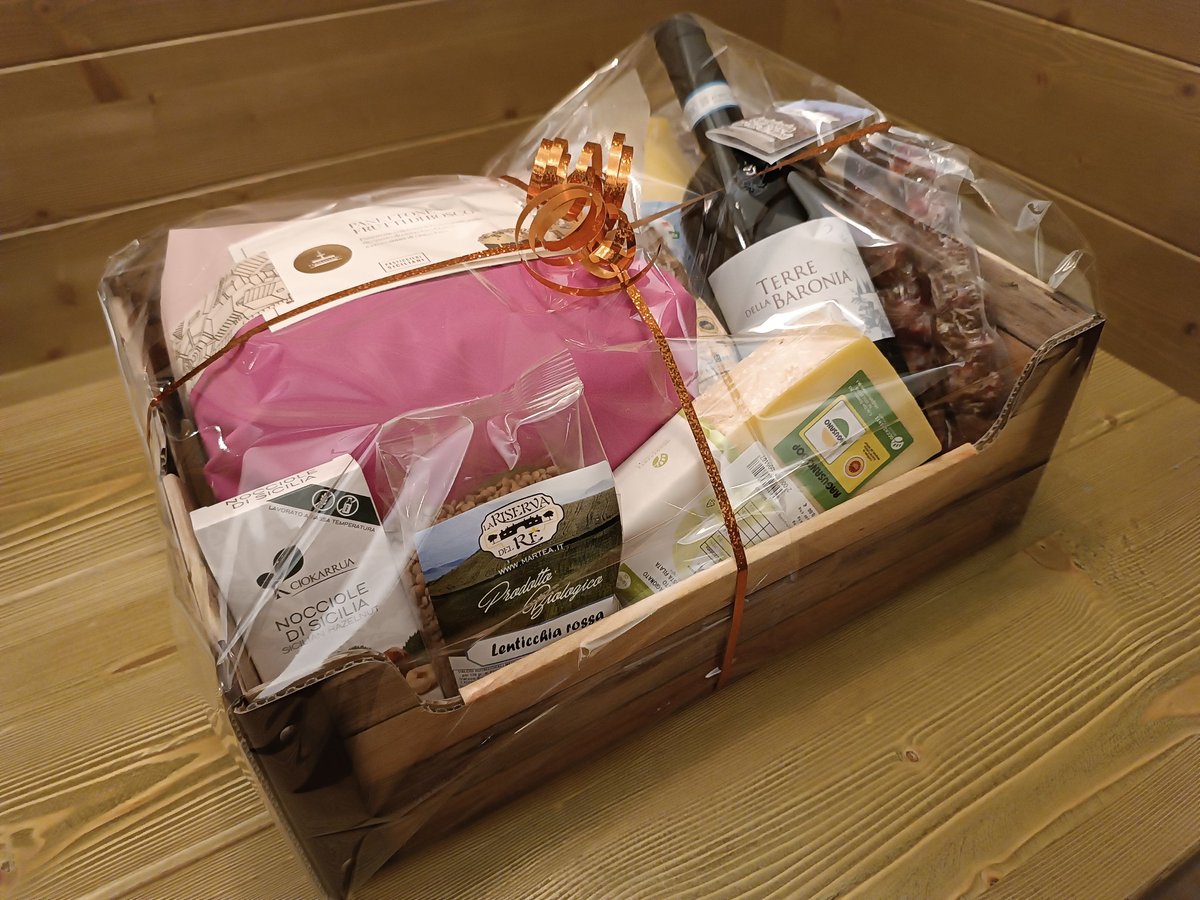 laterramadre's tweet photo. Cesta regalo, con panettone Fiasconaro, cioccolato di Modica, lenticchie nere biologiche, ragusano dop, salsiccia di suino nero dei nebrodi, vino terre delle baronie cantine Milazzo. https://t.co/cq9QU88HOS