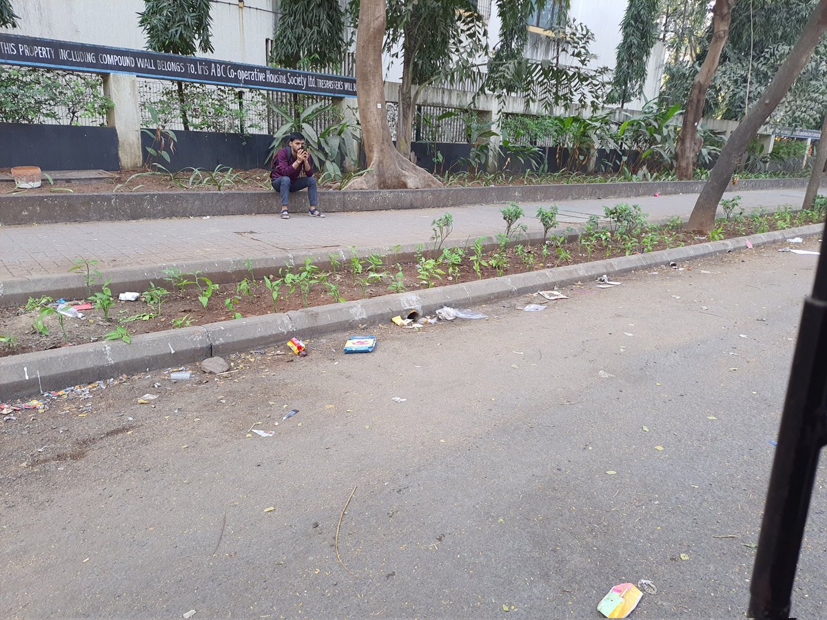 SachinShingare_'s tweet photo. Be it in Lodha Paradise, or infront of Lodha Iris, various places its seen @TMCaTweetAway officials not cleaning the garbage on streets. And fact is Majiwada is topmost taxpaying ward in whole #Thane https://t.co/Q03ujYIy0X