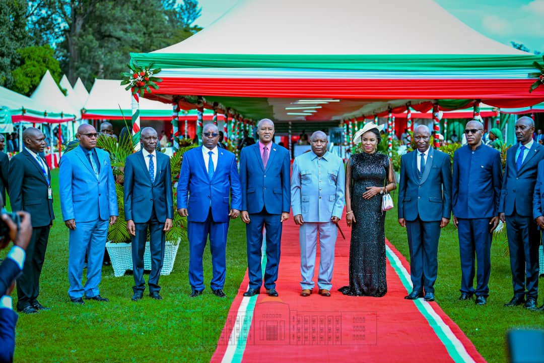#Burundi Accompagné par la Première Dame SE Angeline Ndayishimiye, le Président de la République SE Evariste #Ndayishimiye vient d’arriver au Cercle hippique de Bujumbura pour échanger les vœux avec les Corps de Défense et de Sécurité. Plusieurs hautes autorités y sont conviées.