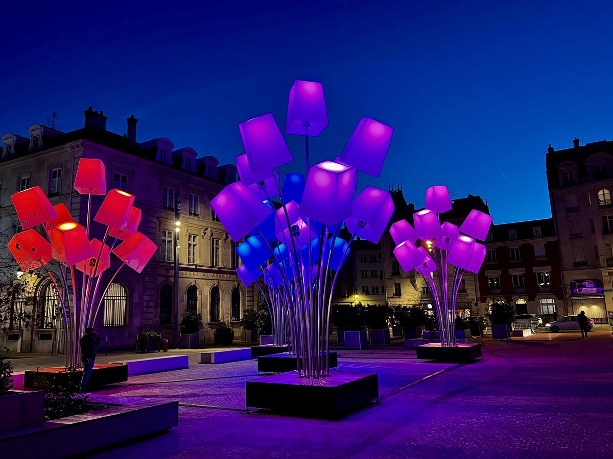 Coup de chapeau à la <a href="/VilledeReims/">Ville de Reims</a> : propre, entretenue, verte, écolo sans être punitive, ses Promenades (un parc) rénovées sont une belle réussite pour les familles, les décorations de fin 2022 sont originales, superbes 👏👏
Welcome (45’ en TGV si vous en trouvez un)
