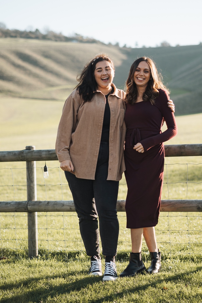 OliverCreates's tweet photo. Cute photo of Xen and Elayna at Wellington Barn! 😊 https://t.co/jkMzkUyHUh