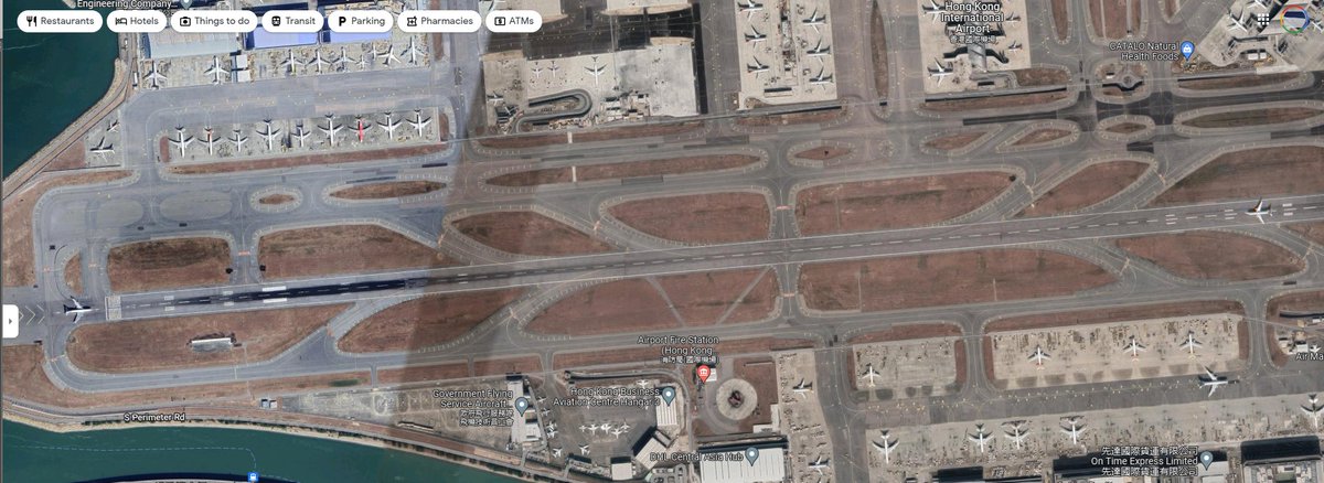 andrikosap's tweet photo. Just click and notice the planes at the two end of the SAME runway (google maps image) #HongKong #Hongkongairport #airports #planes #almost_accident https://t.co/gYdWpvK1Ia
