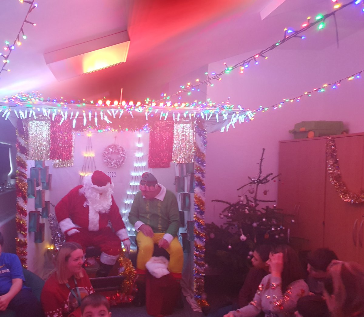 PhoenixLCG's tweet photo. Ty Monmouth school, made the most of their last day! A visit from Santa and Christmas Dinner 🙂 The day was a big Team effort, children shopped, helped prepare the food, made desserts, took orders and helped serve the food. The grotto looked amazing! Nadolig Llawen Pawb https://t.co/OqPtWsPVXL