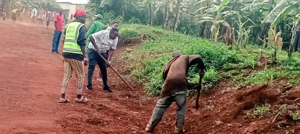 officialMakuleS's tweet photo. #Igitondocy'Isuku.Muri iki gitondo mu kagari ka @nyabigega twazindukiye mugitondo cy'isuku nkuko twabigize umuco uhoraho tukaba twibanze;
✓Gutema ibihuru biteza umwanda
✓Guharura ibyatsi n'Ibigunda mumuhanda no kunkengero
✓Gukubura imyanda mungo, mumihanda n'amasantere . Thx https://t.co/wwQGJuyo2s