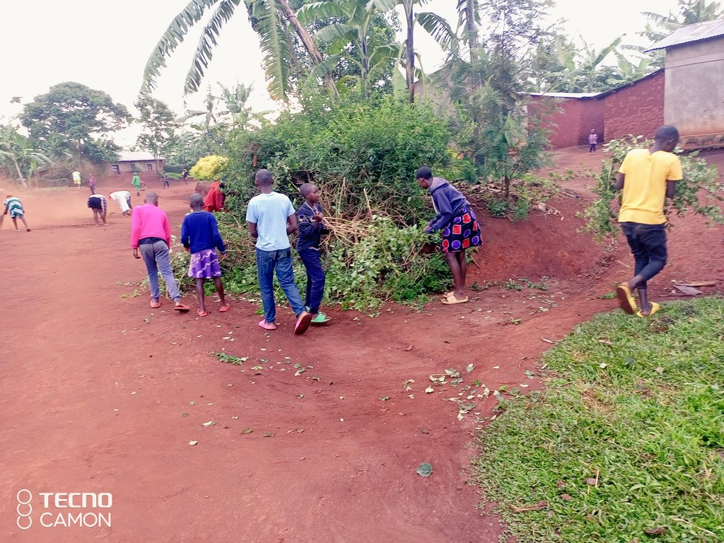 officialMakuleS's tweet photo. #Igitondocy'Isuku.Muri iki gitondo mu kagari ka @nyabigega twazindukiye mugitondo cy'isuku nkuko twabigize umuco uhoraho tukaba twibanze;
✓Gutema ibihuru biteza umwanda
✓Guharura ibyatsi n'Ibigunda mumuhanda no kunkengero
✓Gukubura imyanda mungo, mumihanda n'amasantere . Thx https://t.co/wwQGJuyo2s