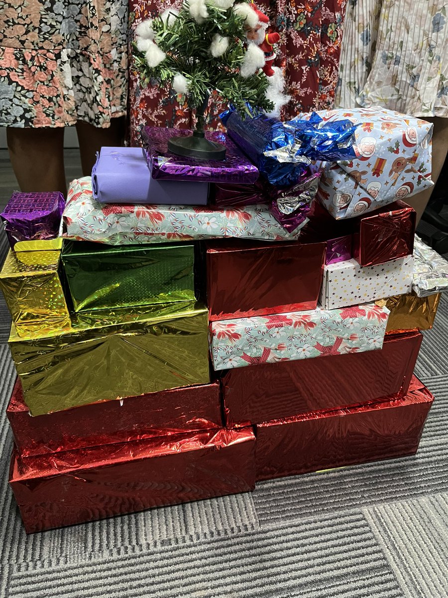 AbhiDeaf's tweet photo. Christmas celebration at office #christmas2022 #office #newyear #2022vision  @pangulftech @PanGulf_Tech https://t.co/NNZ2aVGEFP