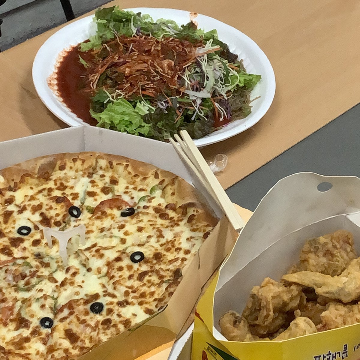 seouless_subusu's tweet photo. 이번에 촬영하면서 먹은 동국대 명물 피막치!! 진짜 존맛탱이에요ㅠ
#그레이스_여기가_맛집 https://t.co/pQPnMT46KS