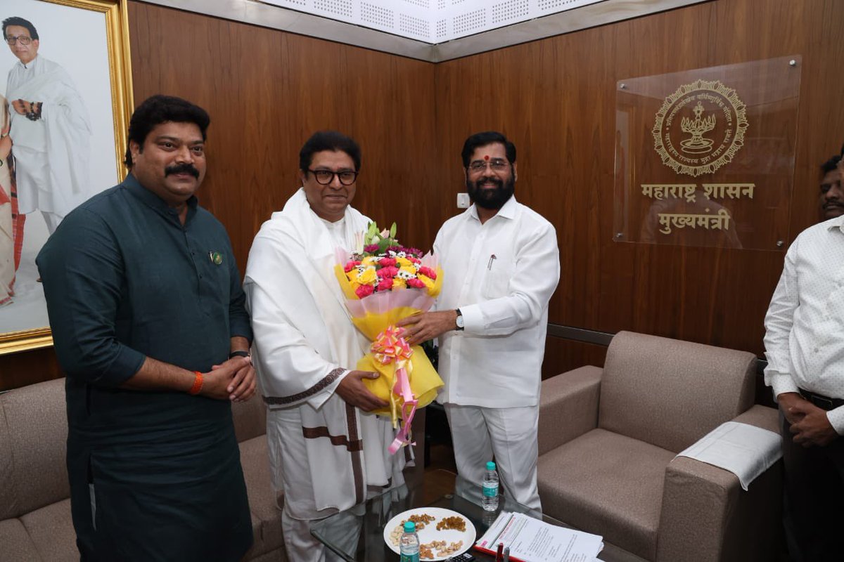 मनसे अध्यक्ष @RajThackeray नागपूर दौऱ्यावर आहेत.आणि सध्या महाराष्ट्र विधानसभेचं हिवाळी अधिवेशन सुध्दा सुरु आहे.त्याच वेळी सन्मा.राजसाहेबांनी नागपूर विधानसभेच्या मुख्यमंत्री दालनात जाऊन राज्याचे मुख्यमंत्री @mieknathshinde ह्यांची सदिच्छा भेट घेतली #RajThackeray #mns @mnsadhikrut