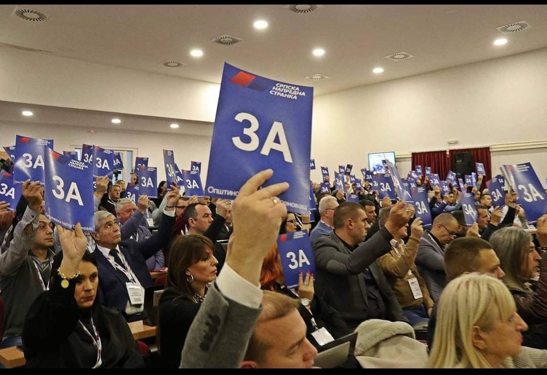 NSObrenovac's tweet photo. Гробар српске електропривреде и неко је је уништио једини преостали привредни потенцијал у Србији, за чијег мандата је предат део електропривреде шиптарима, као награду води СНС ове чланове у Обреновцу!! Па, људи, замислите се ко вам је узор!! Он ни печењару није знао да води. https://t.co/sH7rcyjYEw