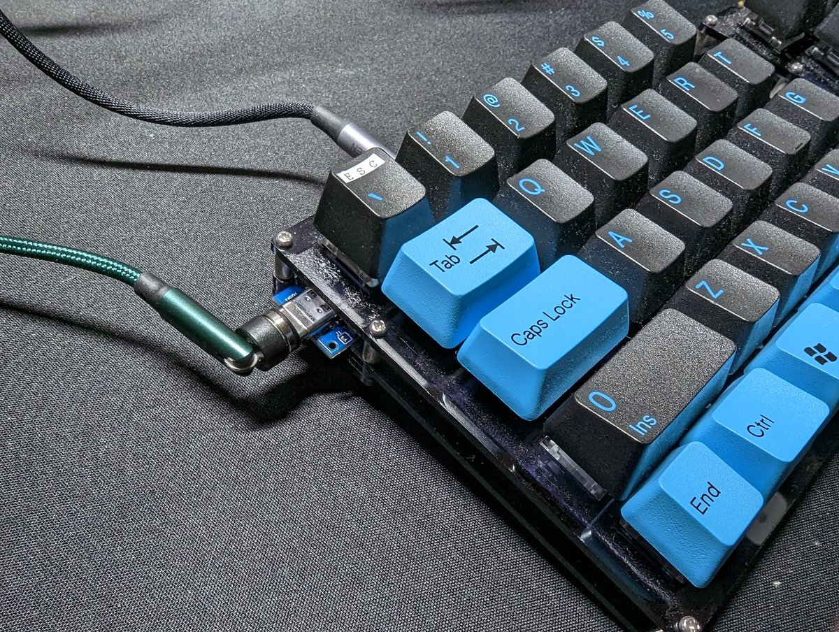 sr705_s's tweet photo. 手に入れたのに、microUSBの根元が折れてしまって長い冬眠中の分割キーボード
Type-C接続のpro microと、マグネット接続のケーブルにて復活

キーマップも書き変えてご機嫌です

#mint60 
#キーボード 
#promicro https://t.co/OFX03FWpIg