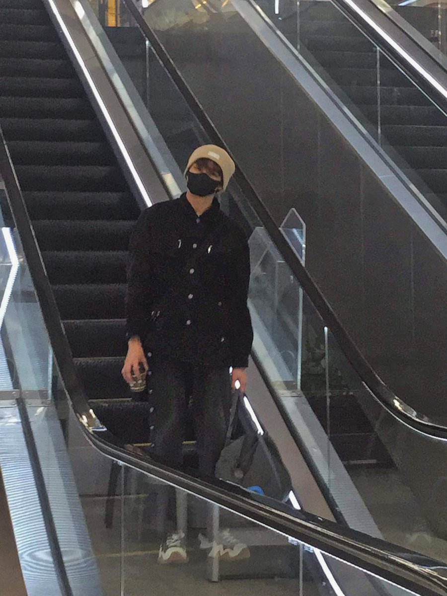 KL_DreamMaker's tweet photo. [📸] 221223 | 𝑾𝒆𝒍𝒄𝒐𝒎𝒆 𝒃𝒂𝒄𝒌 𝒉𝒐𝒎𝒆, 𝑲𝑳!

DreamMaker KL photographed at the Mactan-Cebu International Airport today, arriving back home for his 3-𝘥𝘢𝘺 𝘊𝘩𝘳𝘪𝘴𝘵𝘮𝘢𝘴 𝘣𝘳𝘦𝘢𝘬 🎄
#DreamMaker #드림메이커 #KL #케이엘 #DreamMaker_KL #드림메이커_케이엘 https://t.co/sTdGZVvGBg